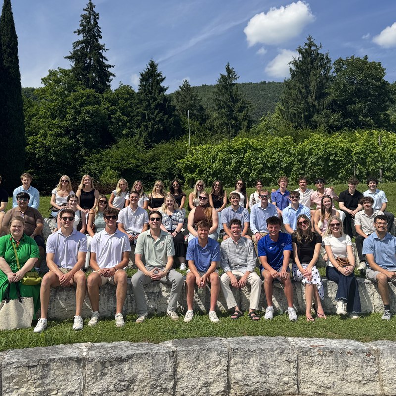 CIMBA group photo on the campus grounds